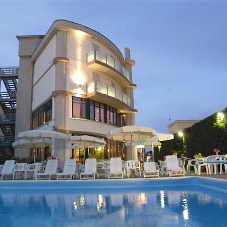 Hotel Capitol San Mauro Mare Exteriér fotografie